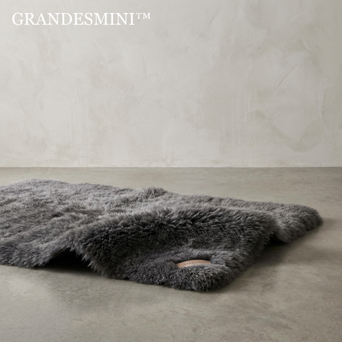 ☁️Grandesmini THE OBSIDIAN FLEECE CLOUD-MAT "Design is the art of grounding. A surface that absorbs the noise of the world, inviting the body to re-engage with the primal comfort of pure texture."